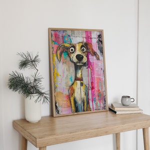 Puede incluir: Una pintura abstracta colorida de un perro con un collar rosa. El perro est&aacute; sobre un fondo de salpicaduras de pintura rosa, amarilla y azul.