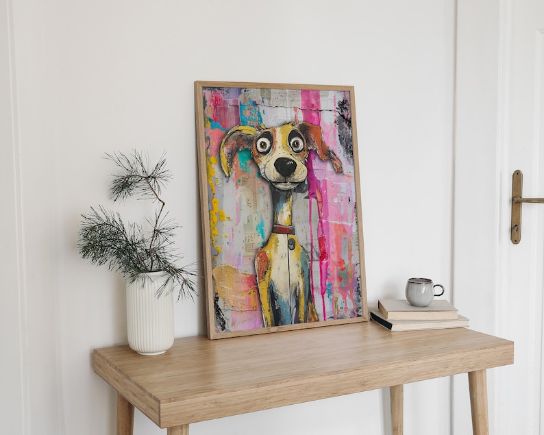 Puede incluir: Una pintura abstracta colorida de un perro con un collar rosa. El perro est&aacute; sobre un fondo de salpicaduras de pintura rosa, amarilla y azul.