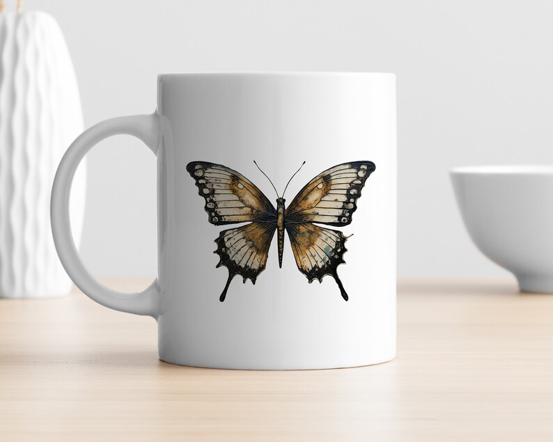 Puede incluir: Taza de cer&aacute;mica blanca con una ilustraci&oacute;n de mariposa marr&oacute;n y negra.