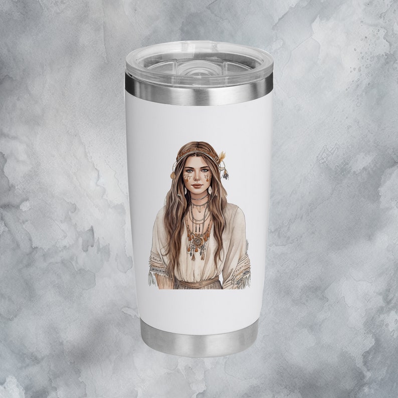 Puede incluir: Un vaso de acero inoxidable blanco con una ilustraci&oacute;n colorida de una mujer con cabello largo y casta&ntilde;o que lleva un vestido blanco y joyas. La mujer lleva una diadema y plumas en el cabello.