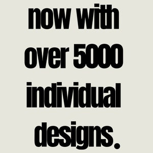 Może przedstawiać: Czarno-biały tekst na jasnoszarym tle, kt&oacute;ry brzmi "now with over 5000 individual designs."