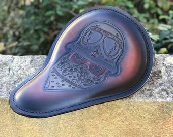 Handgefertigter Leder Motorradsitz, Skull Rider Helm Brille Sternprägung, Custom Bobber Chopper Sattel, Biker Geschenk, Braun Schwarz