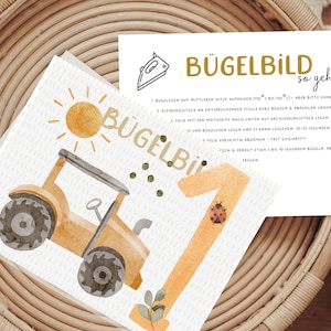 Könnte beinhalten: Eine weiße Karte mit einem gelben Traktor, einer Sonne und grünen Blättern. Die Karte enthält auch Anweisungen zum Aufbügeln eines Bügelbildes, mit dem Text "Bügelbild so geht's".