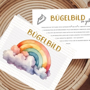 Könnte beinhalten: Anleitung zum Aufbügeln eines Bügelbildes mit einem Regenbogen- und Wolkenmotiv. Die Anleitung ist in deutscher Sprache verfasst und enthält Schritte zum Aufbügeln mit Hitze und Druck.