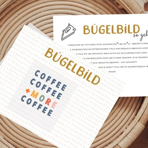 Könnte beinhalten: Eine weiße Karte mit dem Text "Bügelbild so geht's" und Anweisungen zum Aufbügeln eines Bügelbildes. Die Karte zeigt außerdem ein farbenfrohes Design mit dem Text "Coffee Coffee +More Coffee".