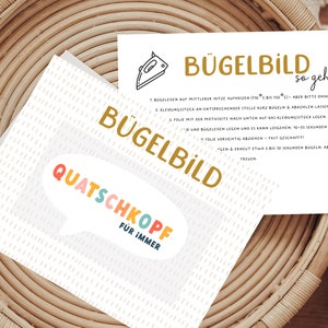 Könnte beinhalten: Eine weiße Karte mit dem Text "Bügelbild so geht's" und Anweisungen zum Aufbügeln eines Bügelbildes. Die Karte hat auch eine Sprechblase mit dem Text "Quatschkopf für immer" in bunten Buchstaben.