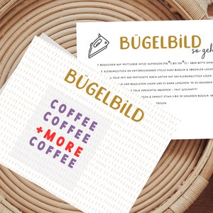 Könnte beinhalten: Eine weiße Karte mit dem Text "BÜGELBILD so geht's" und Anweisungen zum Aufbügeln eines Designs. Die Karte zeigt auch eine kleine Illustration eines Bügeleisens. Die Karte liegt auf einem geflochtenen Korb.
