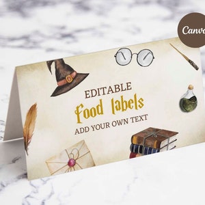 以下が含まれることがあります： ハリーポッターをテーマにした、編集可能な食品ラベル。ラベルには、魔女の帽子、眼鏡、羽根、魔法薬の瓶、魔法の杖、本が積み重ねられています。ラベルのテキストには、「編集可能な食品ラベル」と「自分のテキストを追加」と書いてあります。