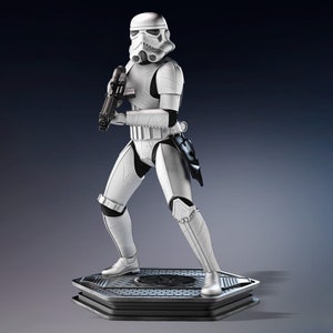 以下が含まれることがあります： 黒いブラスターライフルを持った白いストームトルーパーのアクションフィギュアで、黒い六角形の台座の上に立っています