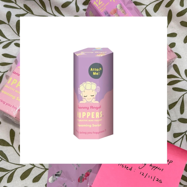 K&ouml;nnte beinhalten: Eine sechseckige Box in Lila- und Rosat&ouml;nen mit dem Text "Jonny Angel IPPERS" und "Dreaming Series". Die Box zeigt auch eine Cartoon-Schaf-Illustration und die Worte "Attach Me!"