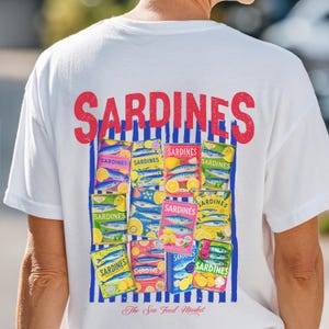 Conception de t-shirt de sardines, png d'été à la mode, png de sardines en conserve, conception de poisson en conserve, sublimation de fruits de mer, utilisation commerciale de téléchargement immédiat