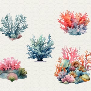 Op de afbeelding: Vijf aquarel illustraties van verschillende soorten koraal. Het koraal is in tinten roze, rood, blauw en groen. Het koraal is geplaatst op een witte achtergrond met een subtiel patroon.