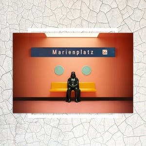 Darth Vader an der Haltestelle Marienplatz München Postkarte | 10 untersch. Postkarten  = keine Versandkosten (jetzt auch als Tasse)