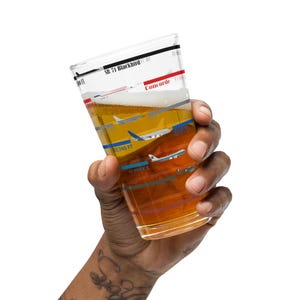 Ein Flugzeug-Pintglas ist ein Geschenk für einen Luftfahrtbegeisterten. Verschiedene Flugzeuge Concorde, Blackbird, A380, F16, 747.