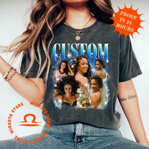Könnte beinhalten: Dunkelgraues T-Shirt mit individuellem Design. Das Design zeigt das Wort "CUSTOM" in einer blauen Farbverlaufs-Schriftart und mehrere Bilder einer Person. Das Shirt hat auch eine "PROOF IN 24 HOURS" Grafik.