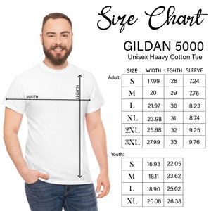 K&ouml;nnte beinhalten: Gr&ouml;&szlig;entabelle f&uuml;r Gildan 5000 Unisex Heavy Cotton T-Shirts. Die Tabelle zeigt die Ma&szlig;e in Zoll f&uuml;r sowohl Erwachsene als auch Kindergr&ouml;&szlig;en. Die Ma&szlig;e umfassen Breite, L&auml;nge und &Auml;rmell&auml;nge.