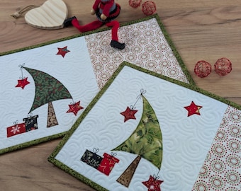Peut inclure: Deux tapis en tissu matelassé rectangulaires avec un fond blanc à motifs de tourbillons, un sapin de Noël en tissu vert, des étoiles rouges en guise d'ornements et des cadeaux. Chaque tapis possède une bordure et un panneau latéral à motifs circulaires.