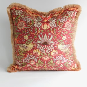 Funda de cojín de terciopelo rojo con diseño de ladrón de fresas, hecha a mano - Diseño de William Morris