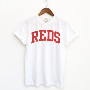 Cores confortáveis beisebol vermelho, camisa vermelho, camiseta vermelho, camiseta vermelho, camiseta vermelho, camiseta dia de jogo vermelho, camisa branca unissex vermelho, presente para fã vermelho