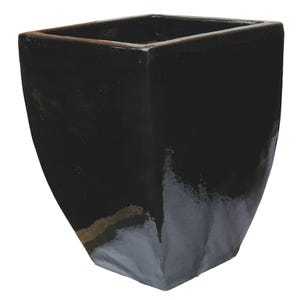 Può includere: Un vaso da fiori in ceramica nero con la parte superiore quadrata e quella inferiore arrotondata. Il vaso ha una finitura lucida.