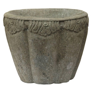 Peut inclure: Un grand pot en béton gris avec un motif cannelé et un bord décoratif. Le pot est en béton rugueux et texturé et a un aspect légèrement vieilli.
