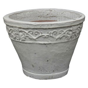 Könnte beinhalten: Weißer Keramiktopf mit einem dekorativen, geprägten Blumendesign um den oberen Rand. Der Topf hat eine breite, runde Öffnung und einen leicht konischen Körper.