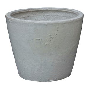 Könnte beinhalten: Ein weißer Keramiktopf mit leicht strukturierter Oberfläche. Der Topf ist oben rund und verjüngt sich nach unten zu einer abgerundeten Basis.