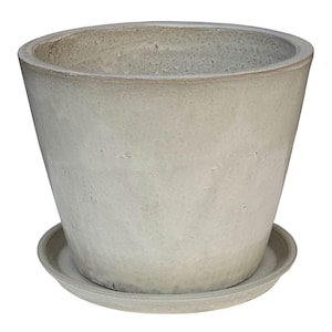 Könnte beinhalten: Ein hellgrauer, oval geformter Pflanztopf mit passender Untertasse. Der Topf hat eine strukturierte Oberfläche und eine breite Öffnung. Die Untertasse ist rund und passt gut unter den Topf. Ideal für Pflanzen im Innen- oder Außenbereich.