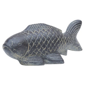 Könnte beinhalten: Eine schwarze und graue Keramik-Fischskulptur mit detaillierten Schuppen. Der Fisch liegt auf der Seite mit leicht geöffnetem Maul.
