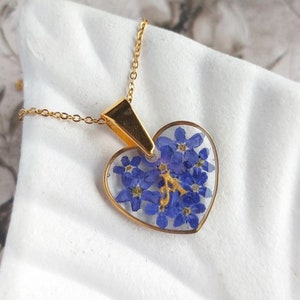 Colgante de corazón con letra, joya personalizada con flores, collar con nomeolvides, regalo de Navidad personalizado para esposa