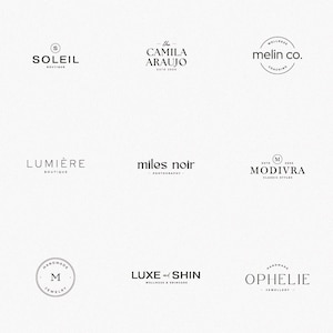 Könnte beinhalten: Eine Sammlung von neun minimalistischen Logo-Designs in Schwarzweiß. Die Logos zeigen verschiedene Schriftarten, Formen und Symbole, darunter eine Sonne, einen Kreis und einen Buchstaben M. Die Logos sind alle vor einem weißen Hintergrund platziert.