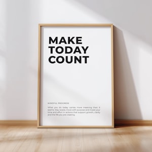 Puede incluir: Un cartel enmarcado con las palabras "MAKE TODAY COUNT" en letras negras en negrita sobre un fondo blanco. Debajo, el texto "MINDFUL PROGRESS" y un párrafo. El marco es de color marrón claro.
