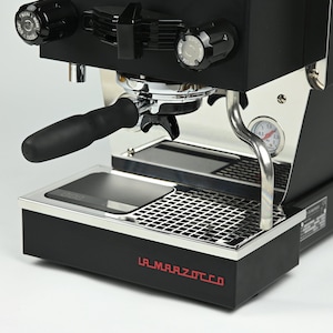 Bandeja de goteo mod para La Marzocco Linea Micra: aumenta la distancia entre el caño y la bandeja hasta 15 mm e integra perfectamente tu Acaia Lunar.