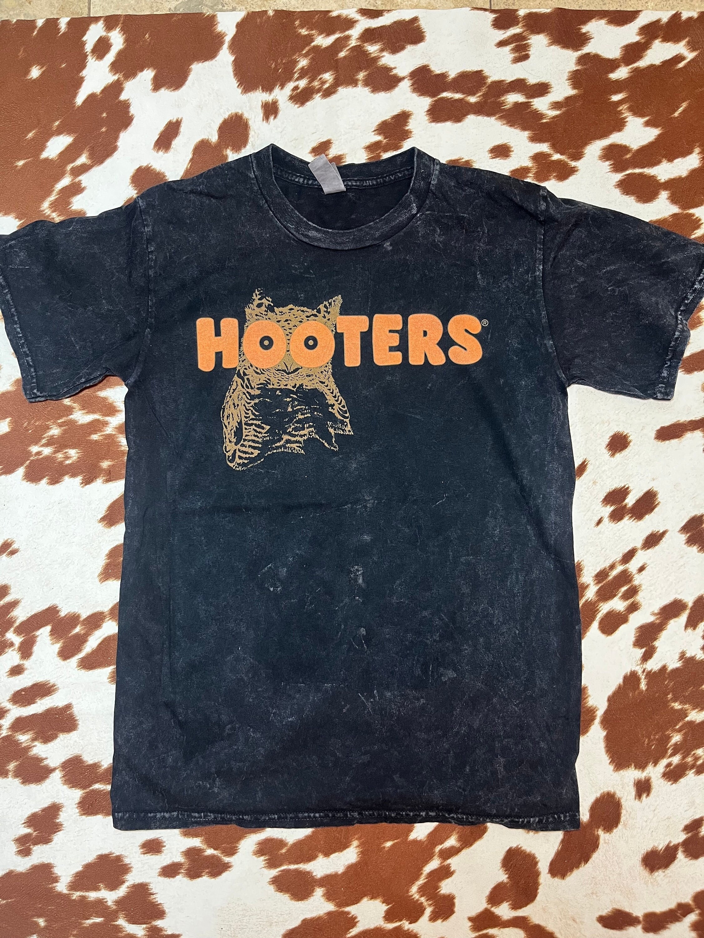 Hooters Vintage Tee - Etsy