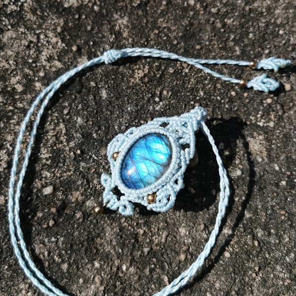 collier micro-macramé pendentif pierre fine cabochon labradorite bleue bijou talisman