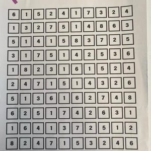 Può includere: Un gioco di 100 buste con un tocco di sorpresa da stampare. Il tabellone di gioco è una griglia di 10 righe e 10 colonne con numeri da 1 a 8 in ogni casella. Il testo "You Got This!" è in fondo alla pagina.