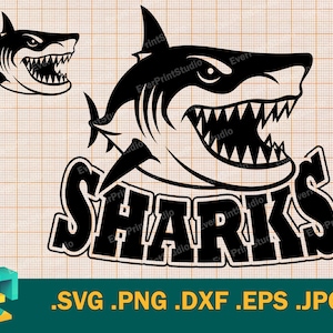 Puede incluir: Diseño gráfico en blanco y negro de un tiburón con la palabra "SHARKS" en letras negritas. El tiburón está mirando hacia la derecha y tiene una gran boca abierta con dientes afilados. El diseño es adecuado para su uso en camisetas, tazas y otras mercancías.