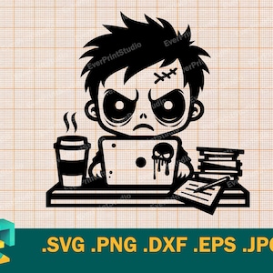 Peut inclure: Illustration en noir et blanc d'un personnage ressemblant à un zombie travaillant sur un ordinateur portable avec une tasse de café. Le personnage a une expression de colère et un graphisme de crâne sur l'ordinateur portable. Une pile de papiers et un stylo sont également sur le bureau. Le texte: .SVG .PNG .DXF .EPS .JPG.