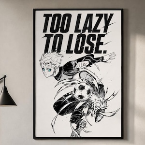 Puede incluir: Un cuadro decorativo enmarcado con una ilustración en blanco y negro estilo manga de un jugador de fútbol en movimiento con un balón. El texto "TOO LAZY TO LOSE." está impreso en letras mayúsculas negras sobre el fondo blanco.