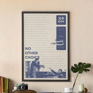 Può includere: Un poster incorniciato con sfondo color crema e cornice nera. Il poster presenta testo coreano, le parole "NO OTHER CHOICE" e un'illustrazione blu di un pesce. Il poster ha anche un rettangolo blu con la scritta "did they?"