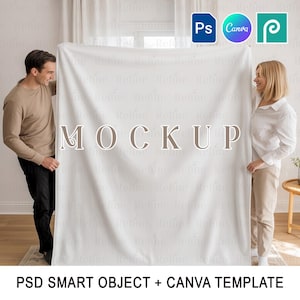 Op de afbeelding: Een grote witte deken met het woord "MOCKUP" in bruine letters wordt door twee mensen omhoog gehouden. De deken is een leeg canvas voor design. De afbeelding bevat onderaan de tekst "PSD SMART OBJECT + CANVA TEMPLATE".