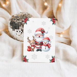 Puede incluir: Una tarjeta de felicitaci&oacute;n navide&ntilde;a con Pap&aacute; Noel, un mu&ntilde;eco de nieve y un reno. La tarjeta tiene un fondo blanco con copos de nieve y acentos de acebo. A la izquierda de la tarjeta hay una bola de discoteca.