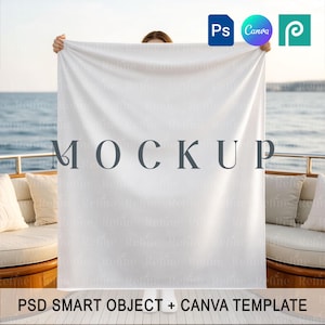 Op de afbeelding: Een witte textiel mockup gehouden tegen een achtergrond van een boot en water. Het woord "MOCKUP" staat prominent op het textiel. De afbeelding bevat ook de tekst "PSD SMART OBJECT + CANVA TEMPLATE" en de logo's voor Photoshop, Canva en een design platform.