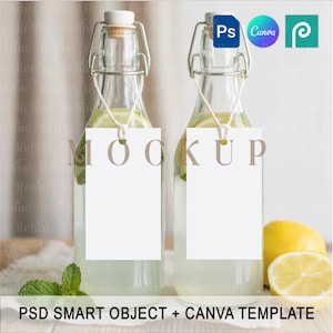 Pode incluir: Duas garrafas de vidro cheias de um líquido transparente, rodelas de limão e folhas de hortelã. Cada garrafa tem uma etiqueta branca com a palavra "MOCKUP" e um fecho de metal. A imagem inclui o texto "PSD SMART OBJECT + CANVA TEMPLATE".