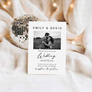 Puede incluir: Una invitaci&oacute;n de boda con los nombres "EMILY & DEVID" en la parte superior, con una foto en blanco y negro de una pareja. La invitaci&oacute;n incluye la palabra "Wedding" y la fecha "SAT | 11 | FEB".