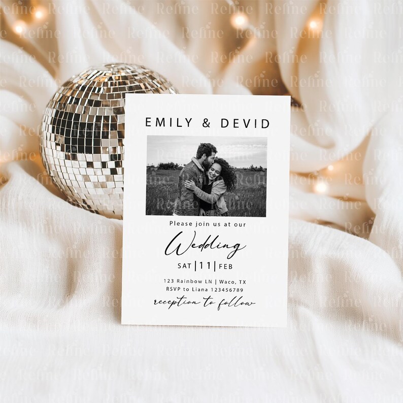 Puede incluir: Una invitaci&oacute;n de boda con los nombres "EMILY & DEVID" en la parte superior, con una foto en blanco y negro de una pareja. La invitaci&oacute;n incluye la palabra "Wedding" y la fecha "SAT | 11 | FEB".