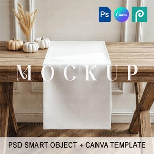 Può includere: Un runner da tavolo bianco su un tavolo di legno rustico. La parola "MOCKUP" è visualizzata in grandi lettere bianche. L'immagine include zucche, spighe di grano e icone per Photoshop, Canva e Pinterest. Il testo "PSD SMART OBJECT + CANVA TEMPLATE" è in basso.