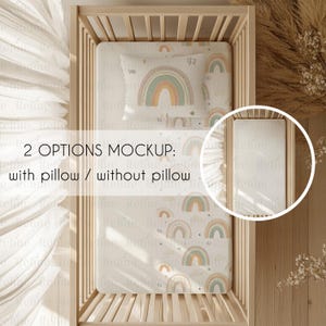 Peut inclure: Un lit bébé blanc avec un cadre en bois et un drap housse à motif arc-en-ciel. Le drap housse a un petit oreiller avec un motif arc-en-ciel. Le lit bébé est placé contre un mur blanc avec un rideau blanc transparent.