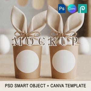 Op de afbeelding: Twee bruine papieren bekers met witte ronde etiketten, elk versierd met stoffen konijnenoren vastgebonden met touw. Het woord "MOCKUP" staat boven de bekers. De tekst "PSD SMART OBJECT + CANVA TEMPLATE" staat onderaan.