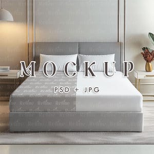 Op de afbeelding: Een wit bed met een grijs hoofdeinde en een wit beddengoed. Het bed staat in een slaapkamer met een grijze muur en een wit tapijt. De tekst "MOCKUP" staat in zwart op het beddengoed. De tekst "PSD + JPG" staat in zwart onder het woord "MOCKUP".